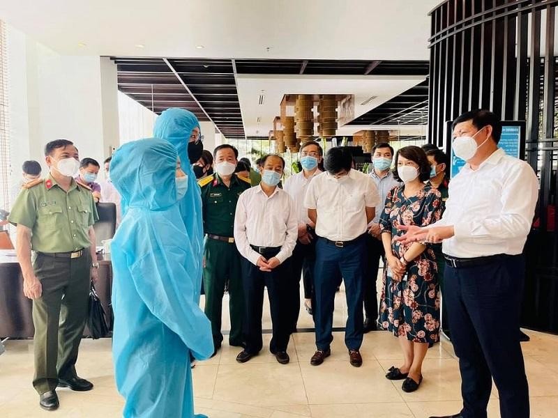 Thứ trưởng Bộ Y tế Đỗ Xuân Tuyên khảo sát thực địa và kiểm tra công tác cách ly y tế trên địa bàn tỉnh Quảng Ninh. Ảnh: Bộ Y tế