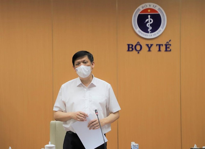 Bộ trưởng Bộ Y tế Nguyễn Thanh Long phát biểu trong cuộc họp Ban Chỉ đạo triển khai chiến dịch tiêm vaccine phòng COVID-19. Ảnh: Trần Minh