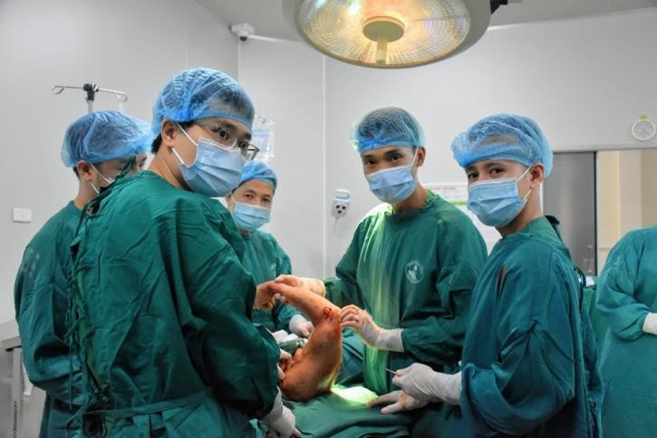 Các bác sĩ đã “hồi sinh” cánh tay bị đứt rời hoàn toàn cho người bệnh. (Ảnh: Bệnh việ Đa khoa tỉnh Vĩnh Phúc)