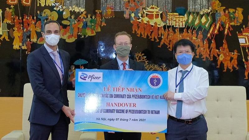 Thứ trưởng Bộ Y tế Trương Quốc Cường tiếp nhận hơn 97.000 liều vắc xin Pfizer sáng nay tại Sân bay Quốc tế Nội Bài. Ảnh: Trần Minh