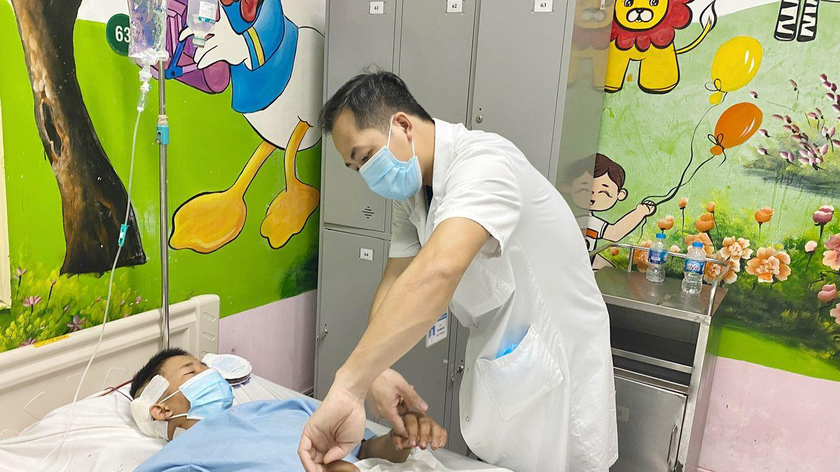 Ảnh: Bs Trần Đình Văn khám lại cho bệnh nhân sau ca mổ.