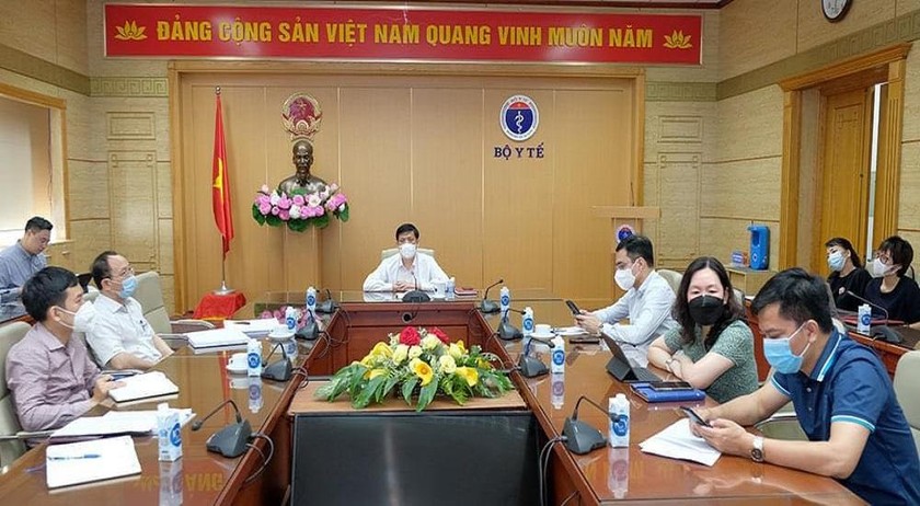 Bộ trưởng Bộ Y tế Nguyễn Thanh Long làm việc trực tuyến với đại diện Pfizer Việt Nam (ảnh: Trần Minh)