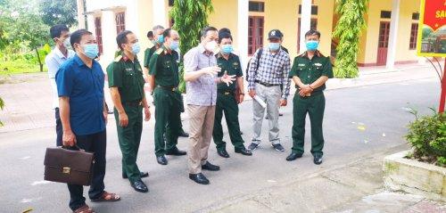 Lãnh đạo Sở y tế Thanh Hóa chỉ đạo công tác phòng chống dịch tại Khu cách ly Trung đoàn 762 (Ảnh: CDC Thanh Hóa)