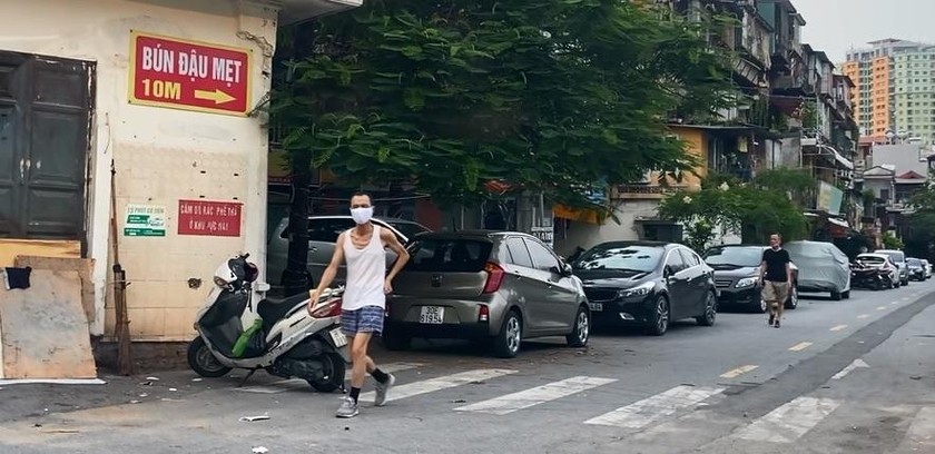 Nhiều người Hà Nội vô tư tập thể dục bên đường, 'bất chấp' giãn cách xã hội
