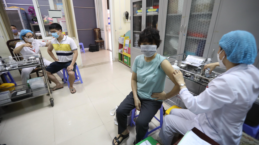 Hà Nội bắt đầu triển khai chiến dịch tiêm chủng vaccine COVID-19 lớn nhất từ ngày 27/7 tại các trung tâm y tế quận, huyện, thị xã. Ảnh: Nam Nguyễn