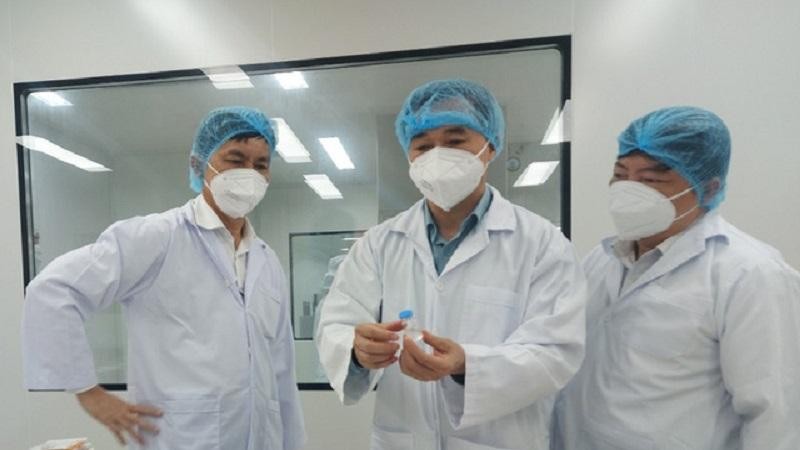GS.TS Trần Văn Thuấn, kiểm tra vaccine của Công ty cổ phần Công nghệ sinh học dược Nanogen (ảnh: Anh Văn) 