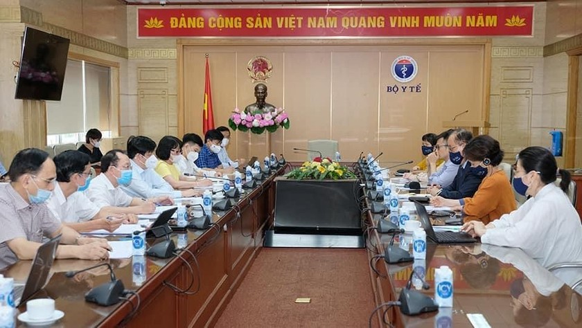 Buổi làm việc giữa Bộ trưởng Bộ Y tế Nguyễn Thanh Long và ông Kidong Park, Trưởng Đại diện Tổ chức Y tế Thế giới (WHO) tại Việt Nam chiều 3/8. Ảnh: Bộ Y tế