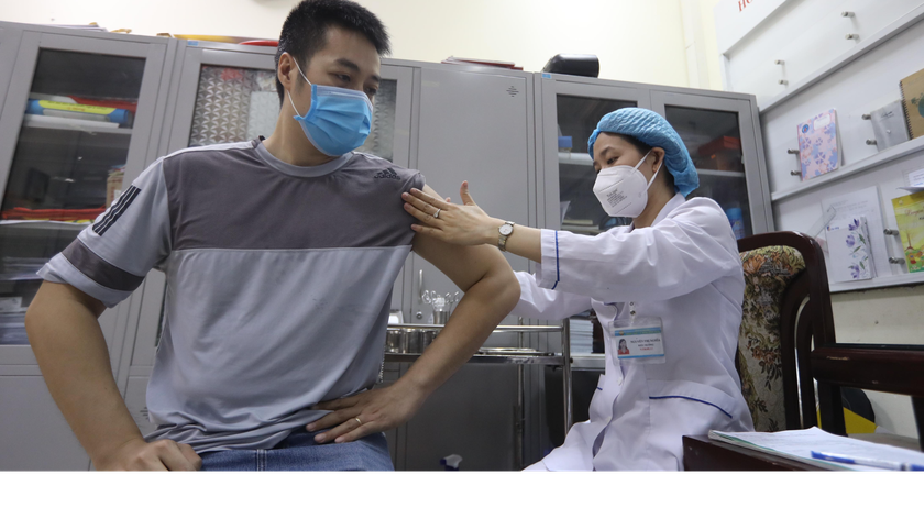Hà Nội triển khai tiêm vaccine COVID-19 cho người dân. Ảnh: Nam Nguyễn