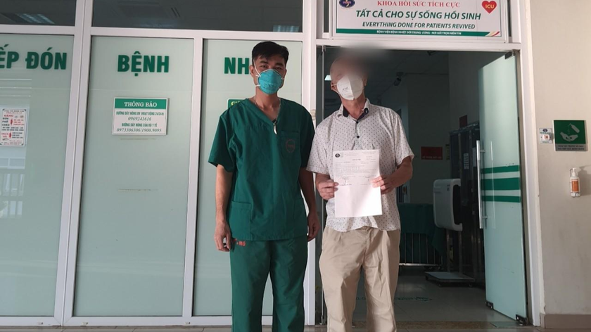 Bệnh nhân nhận giấy xuất viện và chụp ảnh lưu niệm cùng bác sĩ điều trị