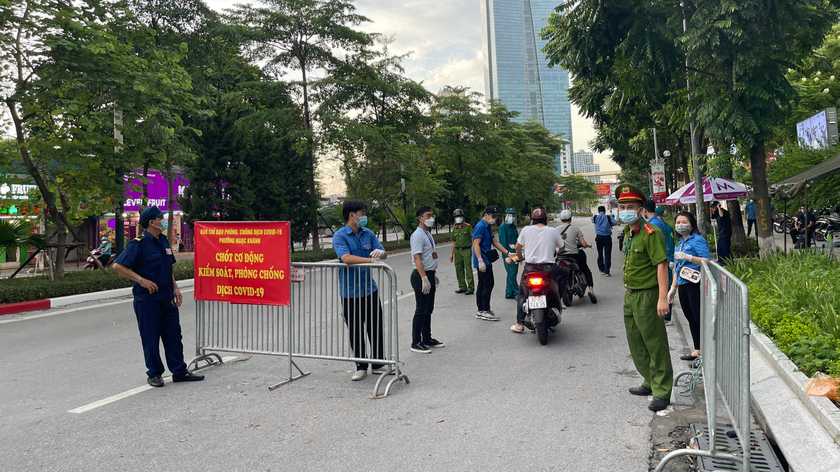 Các chiến sĩ công an làm nhiệm vụ trực chốt kiểm tra giấy tờ người đi đường tại chốt Nguyễn Chí Thanh. Ảnh: Mỵ Châu