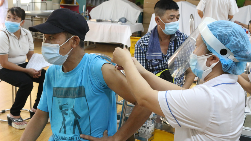 Người dân đi tiêm vaccine tại điểm tiêm của phường Yên Sở. Ảnh: Ngọc Nga