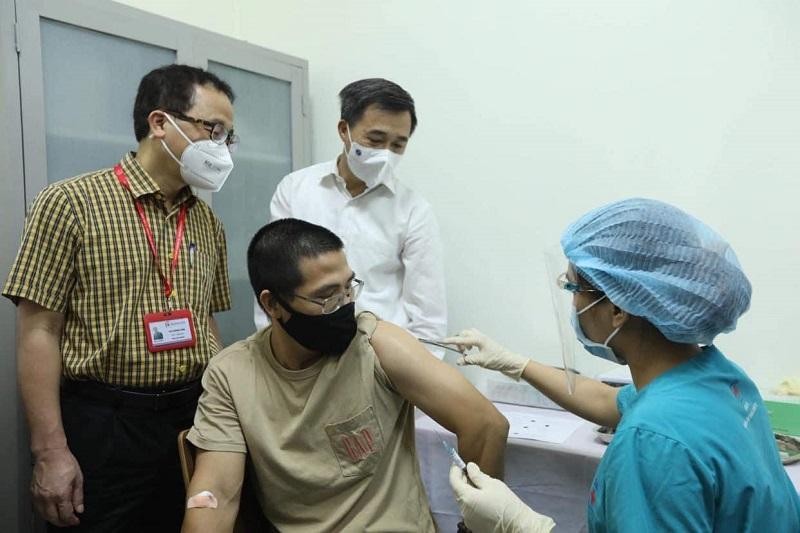 GS.TS Tạ Thành Văn và GS.TS Trần Văn Thuấn chứng kiến mũi tiêm thử nghiệm cho tình nguyện viên đầu tiên (ảnh: Nguyễn Quyết) 