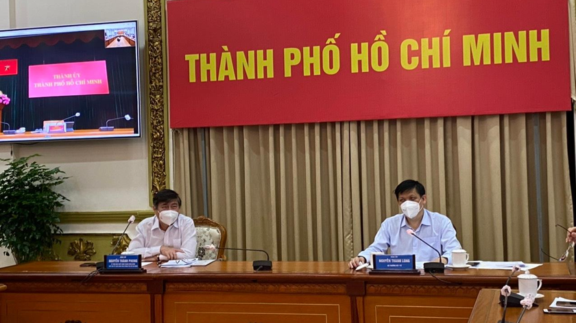 GS.TS Nguyễn Thanh Long, Bộ trưởng Bộ Y tế và Chủ tịch UBND TP Hồ Chí Minh tại điểm cầu UBND Thành phố. Ảnh Thái Bình