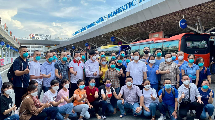 Hình ảnh Bộ trưởng Bộ Y tế Nguyễn Thanh Long gặp gỡ các y bác sĩ tại Sân bay Tân Sơn Nhất.