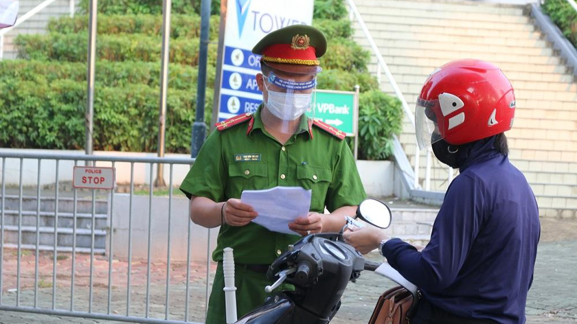Lực lượng Công an kiểm tra giấy đi đường của người dân khi đi ra đường.