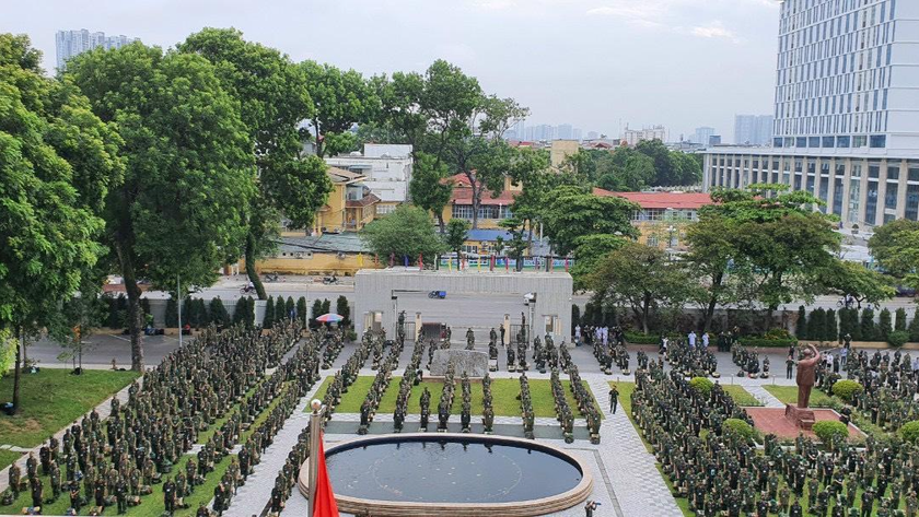 Hơn 1.000 cán bộ, nhân viên, học viên của Học viện Quân y trong lễ xuất quân vào "chi viện" cho TP HCM và các tỉnh phía Nam chống dịch. Ảnh: Học viện Quân y.