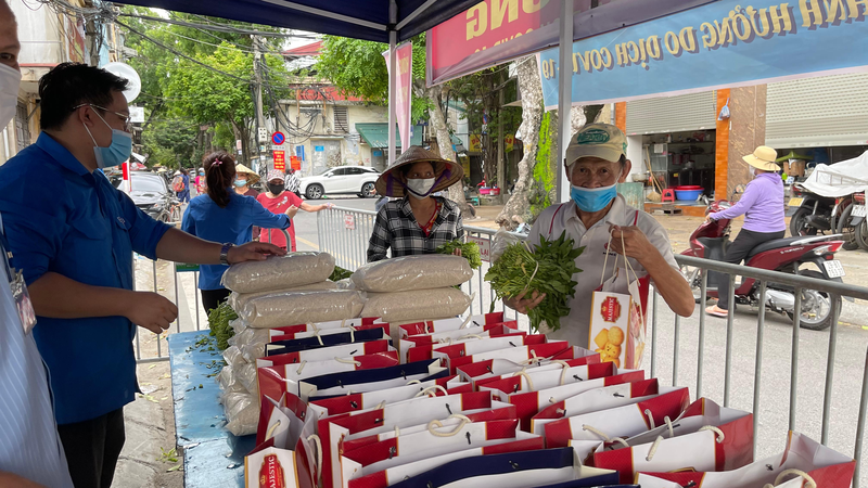 Khu "Chợ 0 đồng” do Ban Thường trực Ủy ban MTTQ Việt Nam Thành phố phối hợp với Bộ Tư lệnh Thủ đô tổ chức thực hiện. Ảnh: Mỵ Châu