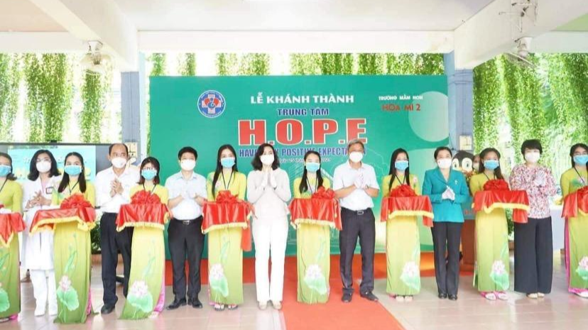 Thứ trưởng Bộ Y tế Nguyễn Trường Sơn cùng lãnh đạo UBND TP.HCM, Sở Y tế…cắt băng khánh thành Trung tâm H.O.P.E. Ảnh: Bộ Y tế