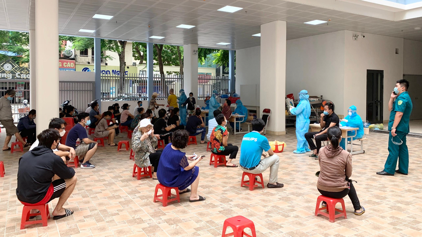 Trung tâm Y tế quận Ba Đình tiến hành lấy mẫu xét nghiệm cho người dân có nguy cơ khu vực gần chợ Ngọc Hà. 