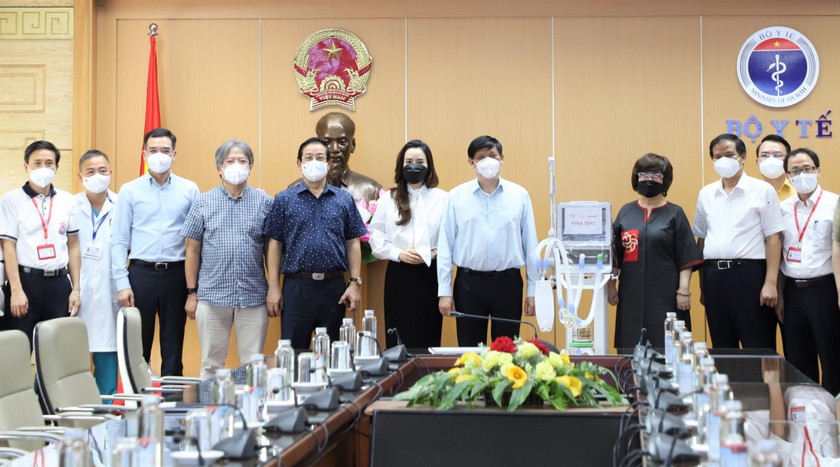 GS. T.S Nguyễn Thanh Long, Bộ trưởng Bộ Y tế cùng các đại biểu tiếp nhận 34 máy thở chức năng cao do Tập đoàn TH và Ngân hàng TMCP Bắc Á trao tặng. Ảnh: Nguyễn Nhiên