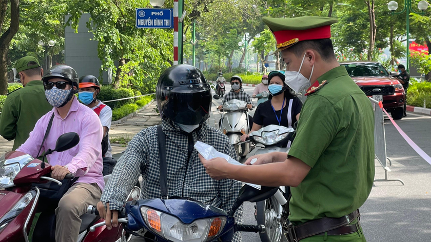 Lực lượng chức năng tại Hà Nội kiểm tra giấy đi đường của người dân trong thời gian Hà Nội thực hiện giãn cách. Ảnh: Mỵ Châu
