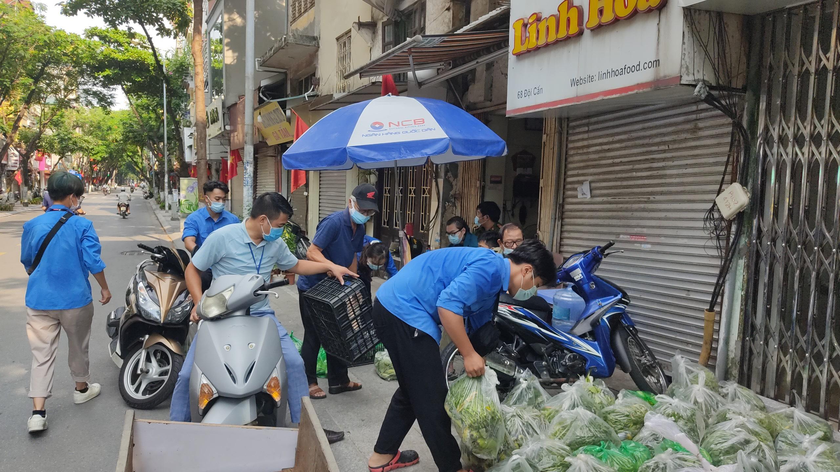 Đội 'đi chợ giúp dân' tất bật chuyển hàng tới khu vực phong toả ở Hà Nội