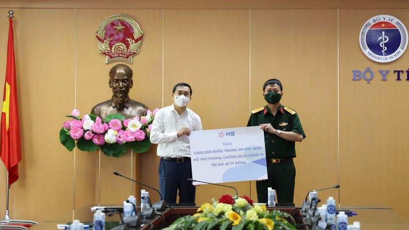 Thứ trưởng Bộ Y tế Trần Văn Thuấn tiếp nhận khẩu trang do Ngân hàng Quân đội trao tặng (Ảnh: Nguyễn Nhiên)