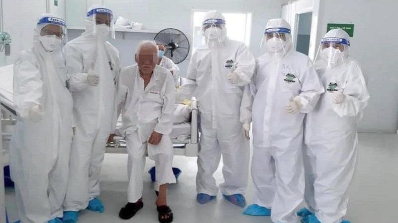 Ngày cụ T ra viện, các y bác sĩ Trung tâm hồi sức người bệnh COVID 19 Việt Đức tại TP HCM không giấu nổi hạnh phúc. Chúc ông mạnh khoẻ, bình an và thêm nhiều mùa xuân viên mãn bên con cháu. Ảnh: Bộ Y tế