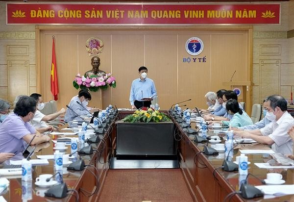 Bộ trưởng Bộ Y tế Nguyễn Thanh Long làm việc, trao đổi với các nhà khoa học, các chuyên gia về các giải pháp phòng chống dịch cho năm 2022. Ảnh: Trần Minh