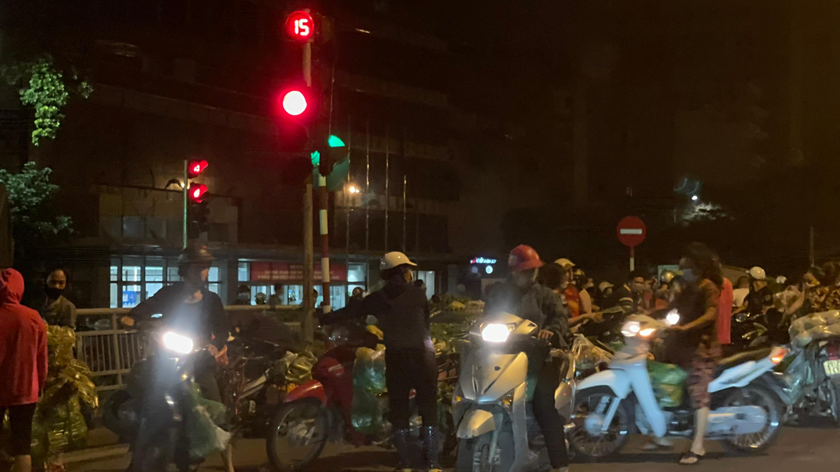 'Bất chấp' lệnh giãn cách, người dân Hà Nội họp chợ trên đường Trần Quang Khải từ sáng sớm