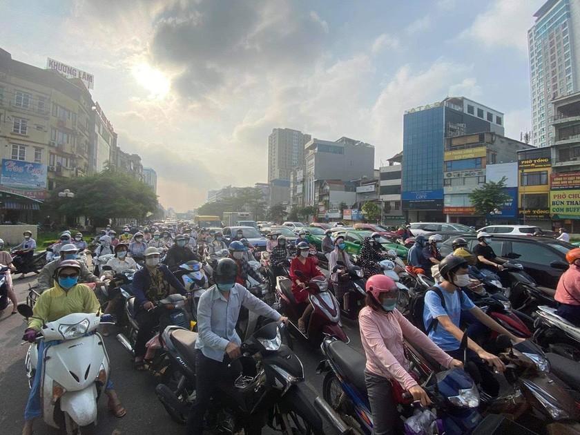 Mật độ người tham gia giao thông trong ngày đầu Hà Nội chuyển sang thực hiện Chỉ thị 15 tăng cao.