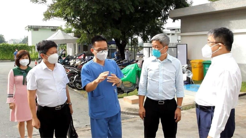 Thứ trưởng Nguyễn Trường Sơn dẫn đầu Đoàn Công tác của Bộ Y tế thăm, kiểm tra tại Trung tâm HSTC người bệnh COVID-19 của BV ĐH Y Dược TP Hồ Chí Minh. Ảnh: Bộ Y tế