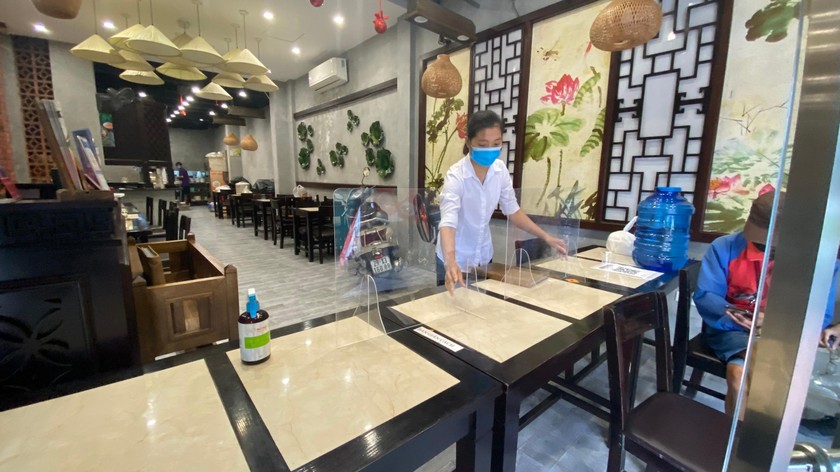 Một nhà hàng chuẩn bị vệ sinh sạch sẽ, sẵn sàng thực hiện hướng dẫn mới của UBND TP Hà Nội.