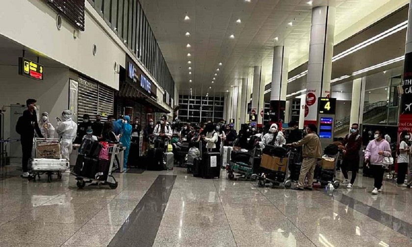 Cả trăm hành khách vật vạ 3 tiếng đồng hồ tại sân bay đợi khách sạn đón.