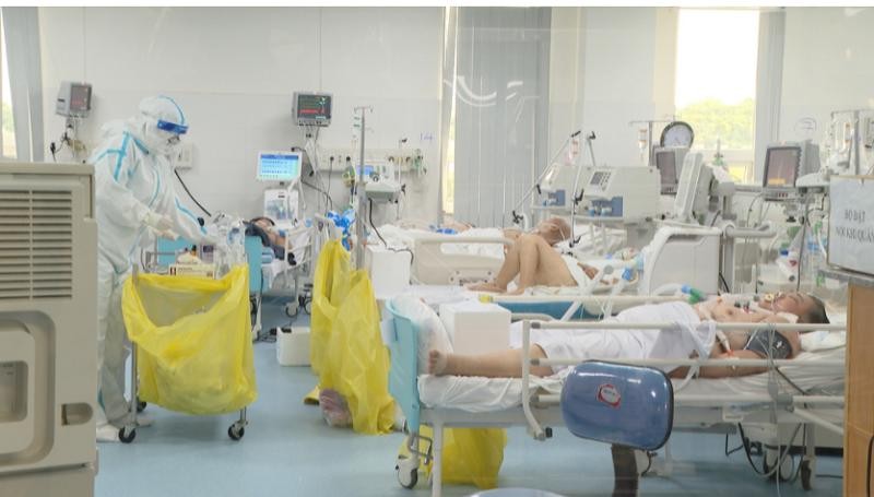 Bác sĩ điều trị cho các bệnh nhân nặng tại Trung tâm hồi sức tích cực người bệnh COVID-19 Bệnh viện Vũng Tàu. Ảnh: Báo Bà Rịa- Vũng Tàu