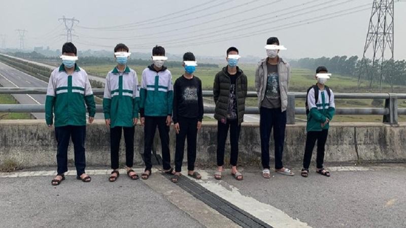 Nhóm thiếu niên thực hiện hành vi nguy hiểm trên cao tốc Hà Nội - Thái Nguyên. Ảnh: Chu Dũng 