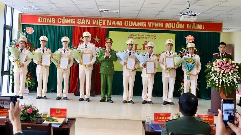 Ra mắt các trưởng công an xã tại huyện Phú Xuyên. Ảnh: Chu Dũng 