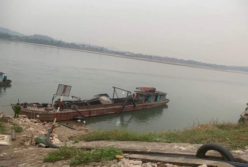 Công an Hà Nội bắt giữ 2 tàu hút cát trái phép trên sông Đà