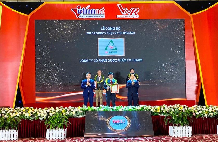 Chủ tịch TV.Pharm - ông Hà Ngọc Sơn (đứng giữa) đón nhận Cúp vinh danh và chứng nhận Top 10 Công ty Dược Việt Nam uy tín năm 2021