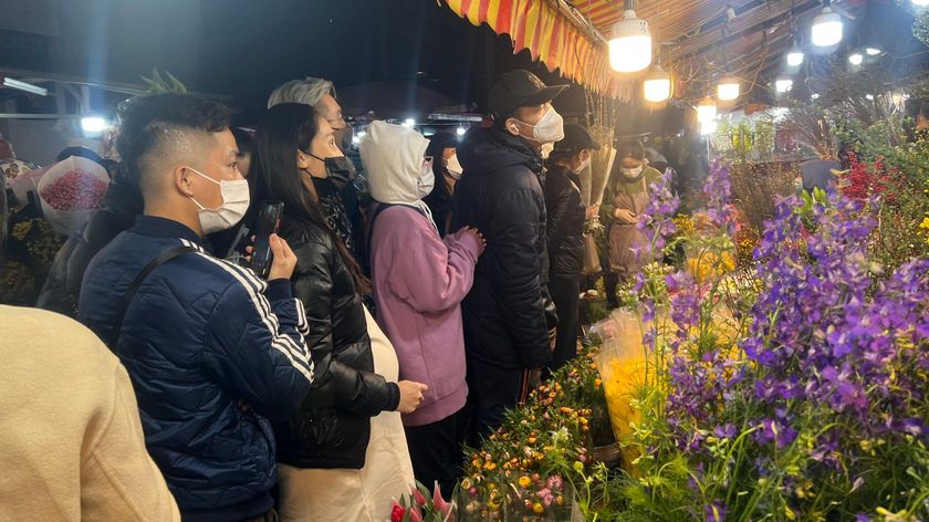 Rất đông người đổ dồn về chợ hoa Quảng An để chọn mua hoa.