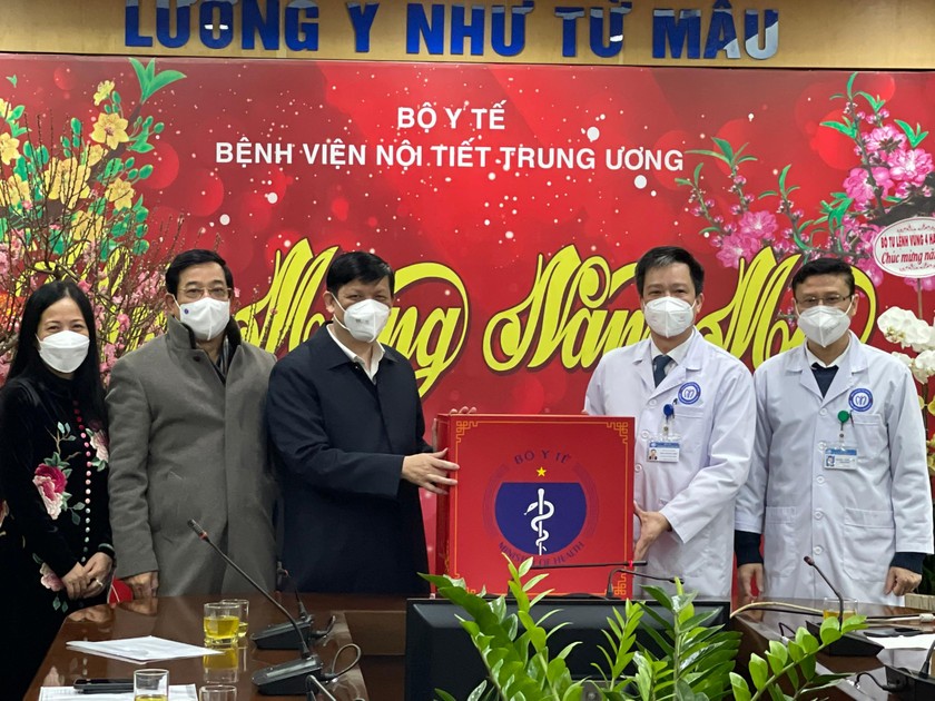 Bộ trưởng Bộ Y tế Nguyễn Thanh Long tặng quà tại Bệnh viện Nội tiêt Trung ương.