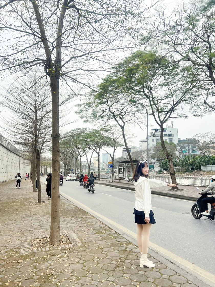 Người Hà Nội đổ xô chụp ảnh ở đoạn đường đẹp như Hàn Quốc bên sông ...