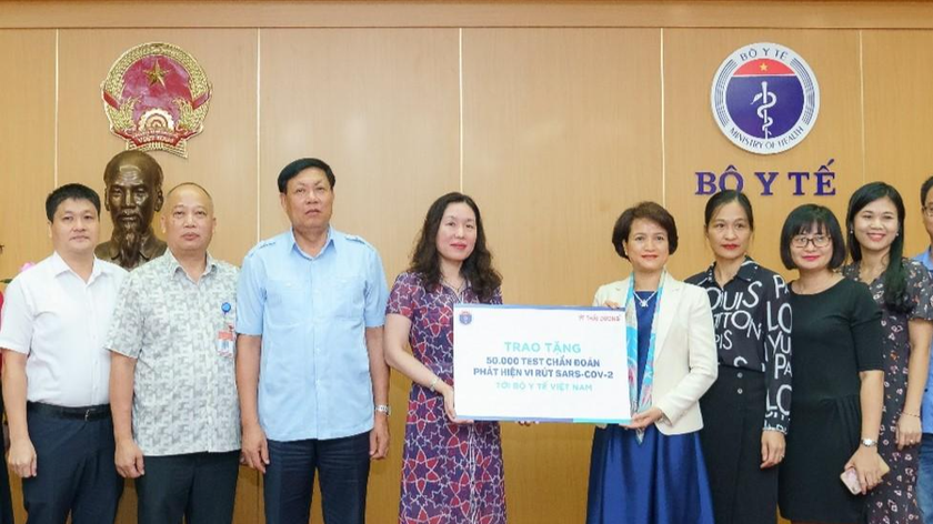 Sao Thái Dương trao tặng 50.000 Kit test chẩn đoán COVID-19 tới Bộ y tế trị giá 20 tỷ đồng.