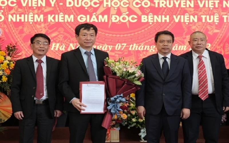 TS Lê Mạnh Cường nhận quyết định tiếp nhận, bổ nhiệm Phó Giám đốc Học viện Y Dược học cổ truyền Việt Nam, kiêm Giám đốc Bệnh viện Tuệ Tĩnh.