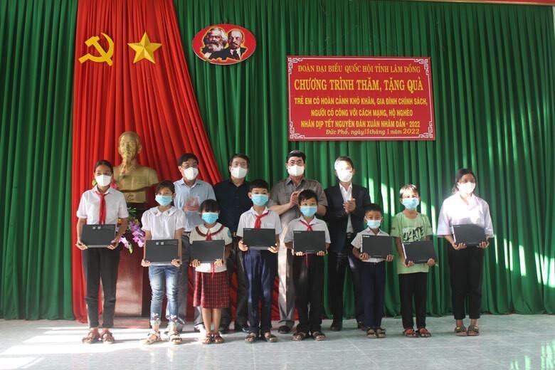 Đoàn ĐBQH tỉnh và đại diện Tập đoàn Tây Bắc trao tặng máy tính bảng cho các em học sinh có hoàn cảnh khó khăn tại các huyện Cát Tiên, Đạ Tẻh, Đạ Huoai, Bảo Lâm và TP Bảo Lộc