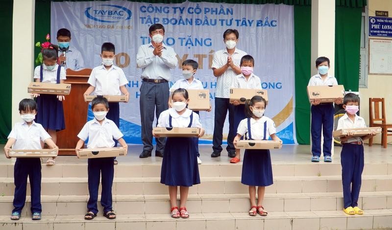 Trao tặng 30 máy tính cho học sinh Trường Tiểu học Phú Long