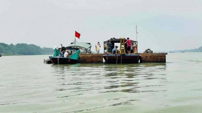 Ngành chức năng tiến hành tìm kiếm thi thể nạn nhân và trục vớt thuyền cá bị lật trên sông Hồng sau vụ va chạm với sà lan Ảnh: ATGT.vn
