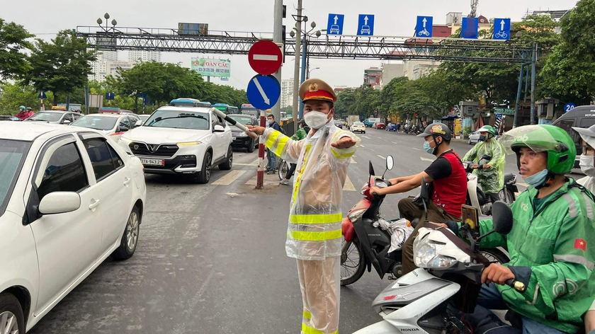 Thời tiết Hà Nội chiều ngày 29/4 có mưa gây khó khăn cho người dân trong việc tham gia giao thông.