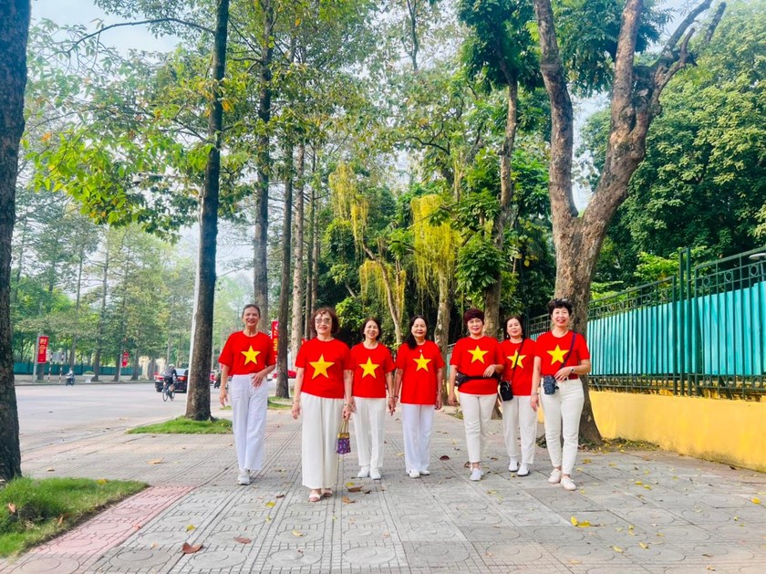 Người Hà Nội khoác lên mình màu áo cờ đỏ sao vàng, cùng nhau lưu lại những khoảnh khắc đáng nhớ.