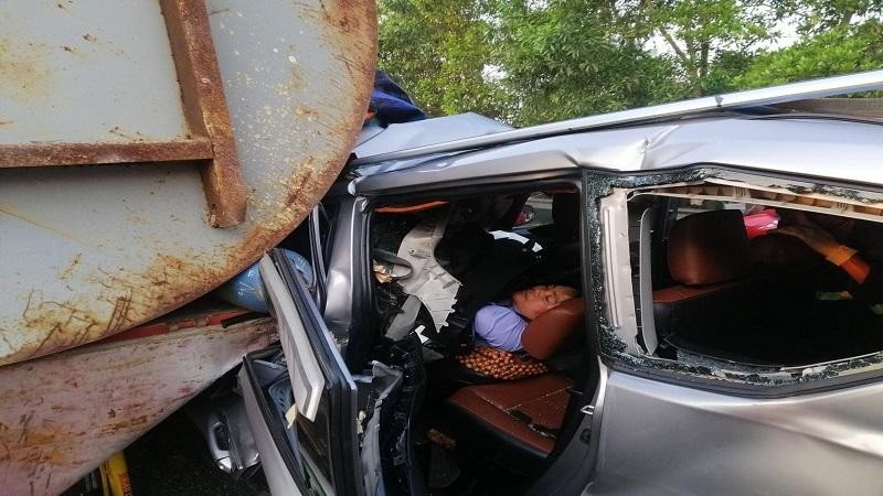 Tài xế xe ô tô con mắc kẹt trong cabin sau tai nạn với xe tải trên cao tốc Pháp Vân - Cầu Giẽ - Ninh Bình